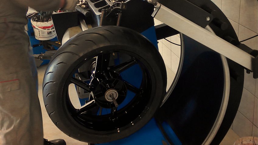 Montaža i balansiranje guma za motocikle